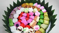 Jajanan pasar yang terdiri dari kue dadar gulung, kue lapis, bika ambon, kue talam, nagasari, kue mangkok, kue ku, kue bugis, kue cucur, getuk lindri, bolu kukus, putu mayang, kue sus, dan lainnya. (Liputan6.com/Wikimedia Commons/Gunawan Kartapranata)