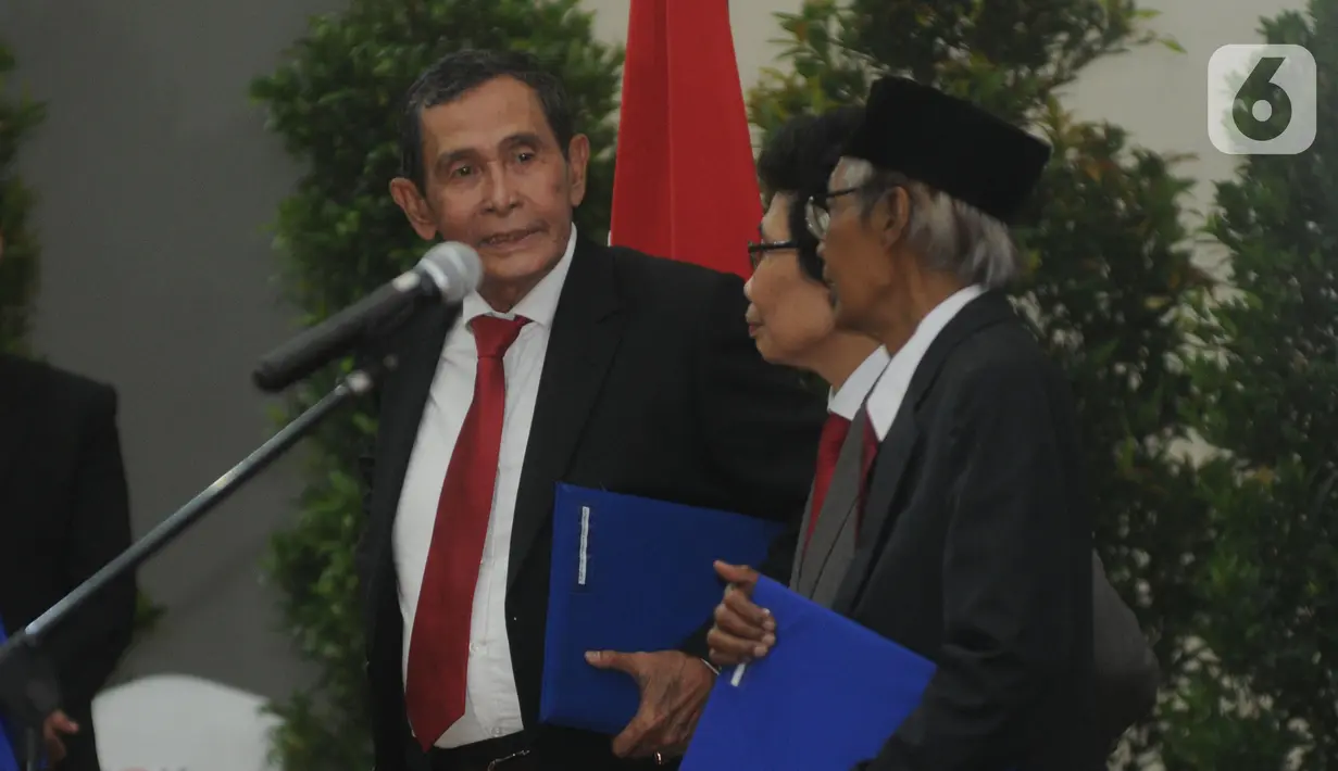 Ketua Dewan Pengawas KPK Tumpak Hatorangan Panggabean (kiri) berbincang saat pisah sambut usai pelantikan di Gedung KPK, Jakarta, Jumat (20/12/2019). Acara ini dihadiri pimpindan dan Dewan Pengawas KPK. (merdeka.com/Dwi Narwoko)