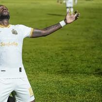 Striker Bhayangkara FC, Bernard Henry Doumbia. (Bhayangkara FC)