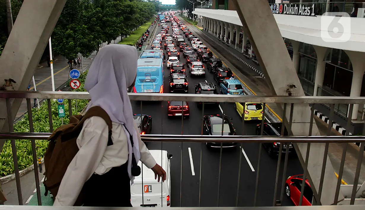 Jelang perhelatan Konferensi Tingkat Tinggi (KTT) ke-43 ASEAN pada 4-7 September 2023, Pemerintah Provinsi (Pemprov) DKI Jakarta menerbitkan surat edaran yang mengimbau perusahaan di Ibu Kota menerapkan kebijakan bekerja dari rumah (work from home/ WFH). (Liputan6.com/Johan Tallo)