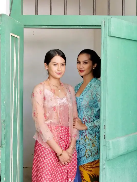 Berbagai macam model kebaya telah dicoba oleh Maudy Ayunda. Kali ini pemain film Malaikat Tanpa Sayap tersebut tampil fresh dengan kebaya modern. Meski terlihat simpel, ia terlihat menawan.(Liputan6.com/IG/@maudyayunda)