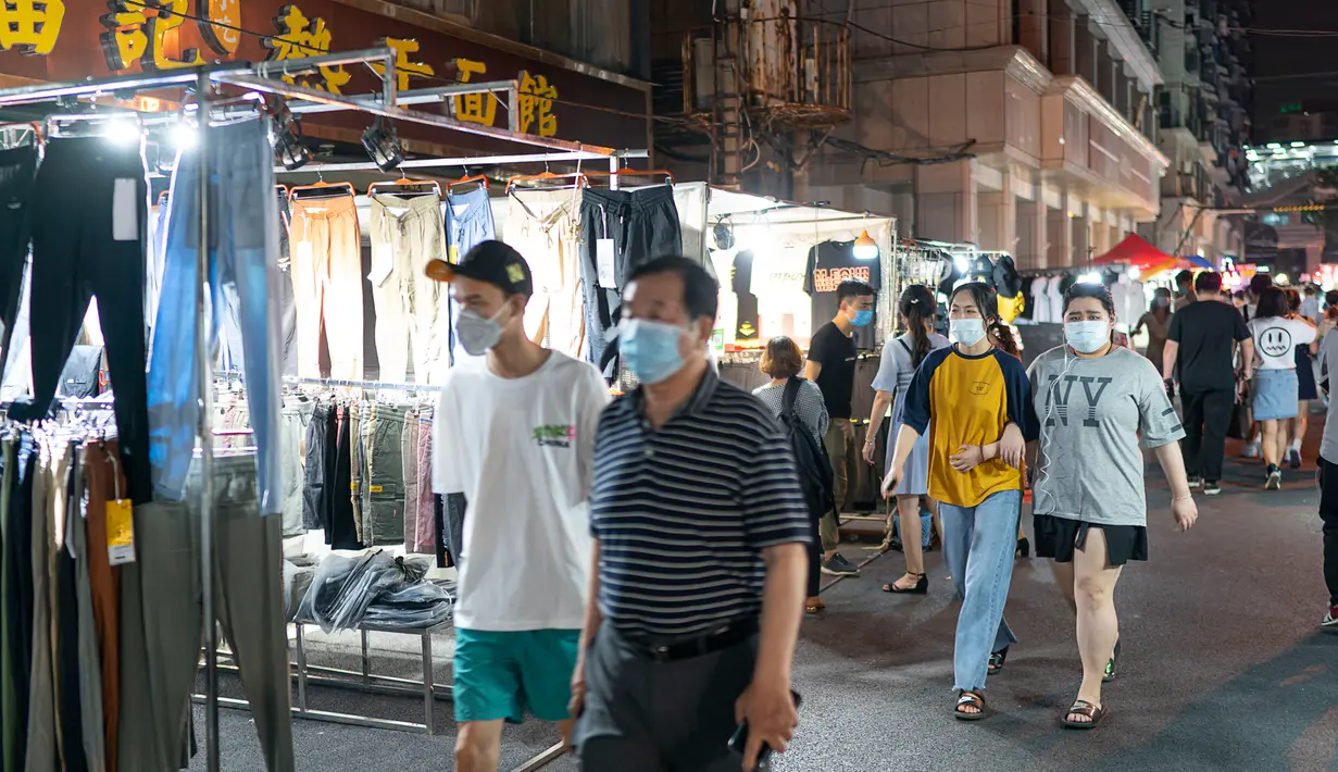 Warga mengunjungi pasar malam di Jalan Baocheng di Wuhan, Provinsi Hubei, China tengah, pada 1 Juni 2020. Kehidupan perkotaan di Wuhan, wilayah yang sempat terdampak parah oleh COVID-19, telah berangsur kembali normal. (Xinhua/Xiong Qi)