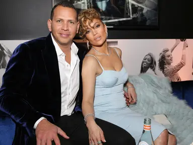 Jennifer Lopez ditemani sang kekasih, Alex Rodriguez menghadiri acara kampanye Guess 2018 di Los Angeles, 31 Januari 2018. Penyanyi yang akrab disapa J.Lo itu tampil mewah dengan perhiasan bling-bling. (Rachel Murray/Getty Images for Guess, Inc./AFP)