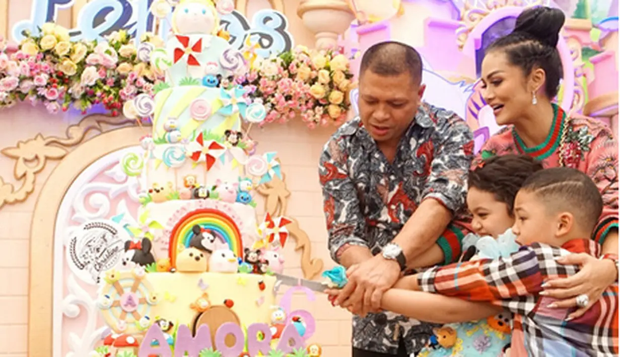 Minggu, (10/9/2017) Krisdayanti menggelar pesta ulang tahun putrinya, Amora Lemos di hotel Darmawangsa, Jakarta Selatan. Penyanyi biasa disapa KD itu menggelar pesta mewah dengan tema Disney Tsum Tsum. (Instagram/krisdayantilemos)