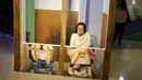 Pengunjung berpose di instalasi ilusi optik dalam pameran Imagine Your Museum of Art di Beijing, Tiongkok, Jumat (2/10/2015). (REUTERS/Jason Lee)