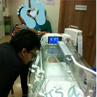 Dari foto yang diunggah oleh akun tersebut, terlihat Fedi Nuril dengan sedang berada disamping bayi mungilnya yang berjenis kelamin laki-laki dalam boks inkubator. (Instagram/fedinuril)