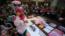 Seorang aktivis menggunakan bahasa isyarat saat mengikuti aksi damai di depan gedung DPRD DIY, Minggu (14/2/2016). Dalam aksinya mereka menuntut aksesibel untuk semua. (Foto: Boy Harjanto)