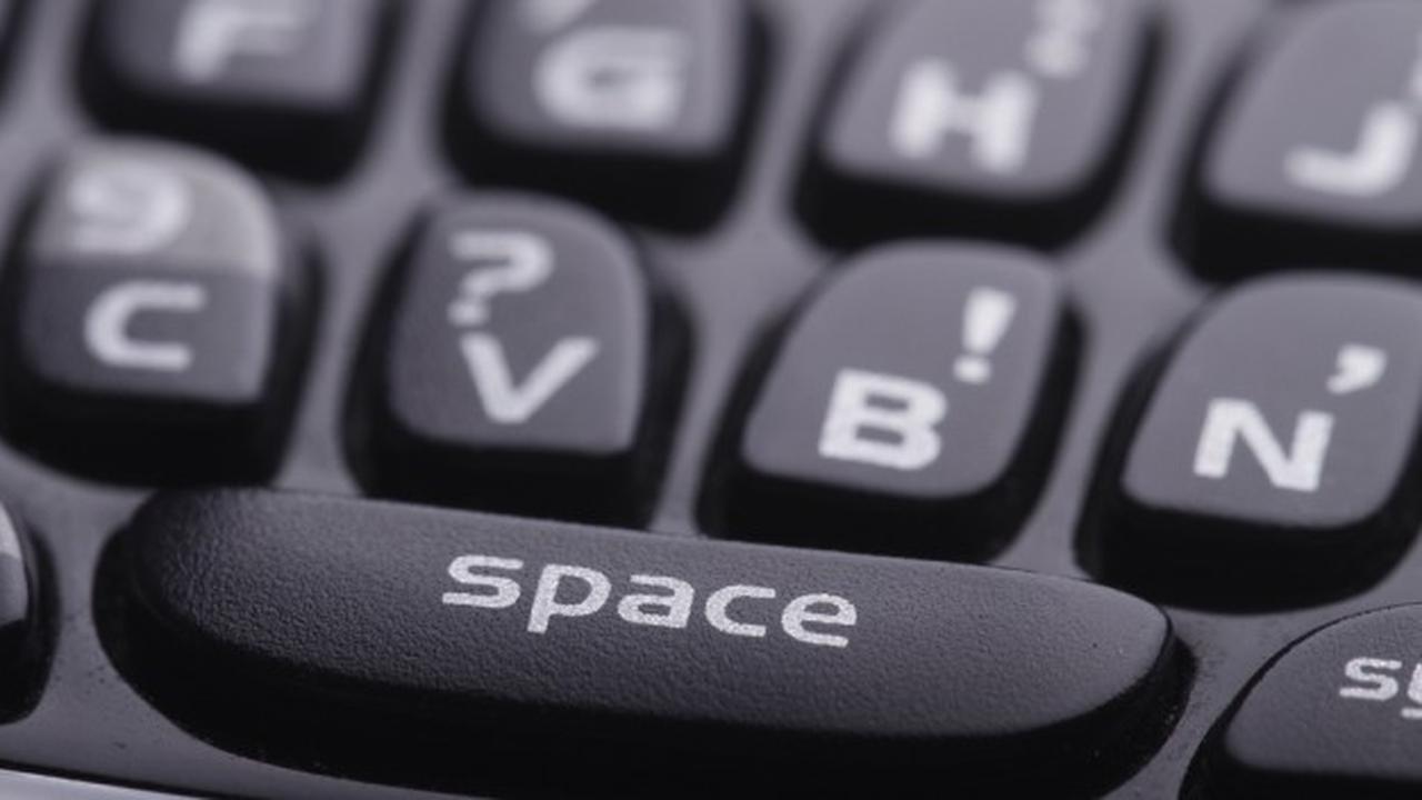 3 Penulis Ini Ketik Novel Pakai Keyboard QWERTY BlackBerry