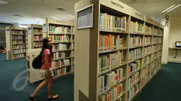 Untuk menambah wawasan tentang dunia olahraga, sebuah perpustakaan ‘Sport Library’ disediakan di areal National Stadium Singapura. Puluhan rak buku berderet sesuai klasifikasinya, Senin (1/6/2015). (Liputan6.com/Helmi Fithriansyah)