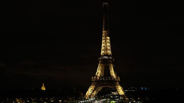 PHOTO: Detik-Detik Lampu Menara Eiffel Dipadamkan untuk Korban Teror di Mesir