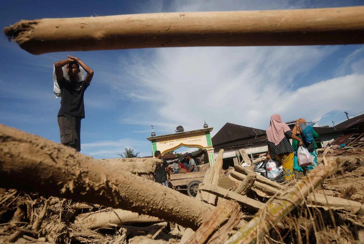 FOTO: Potret Kayu Gelondongan Hancurkan Rumah dan Fasilitas Warga