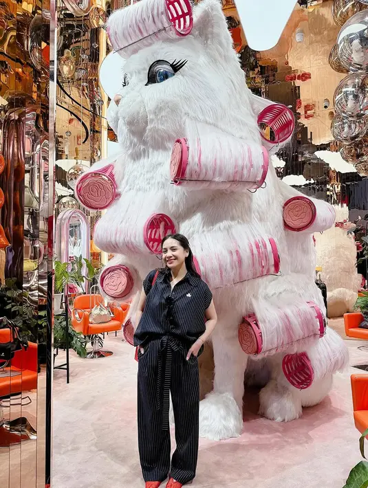 Nagita Slavina kembali mencuri perhatian dengan gaya fashion-nya yang simple namun tetap stylish saat menikmati liburannya di Bangkok baru-baru ini.  [@raffinagita1717].