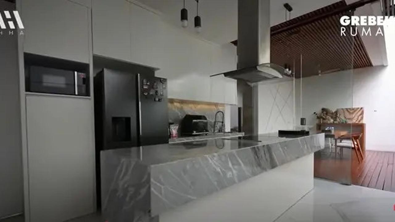 5 Potret Dapur Raditya Dika yang Estetik dengan Warna Abu, Sebut Pernah Alami Kejadian Mistis