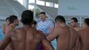 Atlet Polo Air Putra Indonesia mendengar arahan pelatih, Milos Sakovic pada sesi latihan di Aquatic Center, Senayan, (07/03/2018). Latihan ini meupakan persiapan Asian Games 2018. (Bola.com/Nick Hanoatubun)