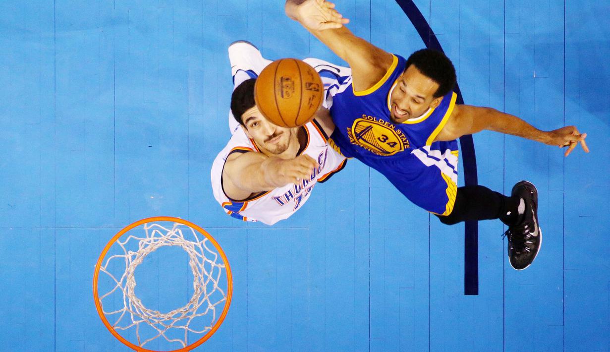 Pemain Warriors, Shaun Livingston #34 menghalau tembakan pemain Thunder, Enes Kanter #11 pada Final Wilayah Barat NBA Playoffs 2016 di Chesapeake Energy Arena, Oklahoma, (24/5/2016). (Ronald Martinez/Getty Images/AFP)