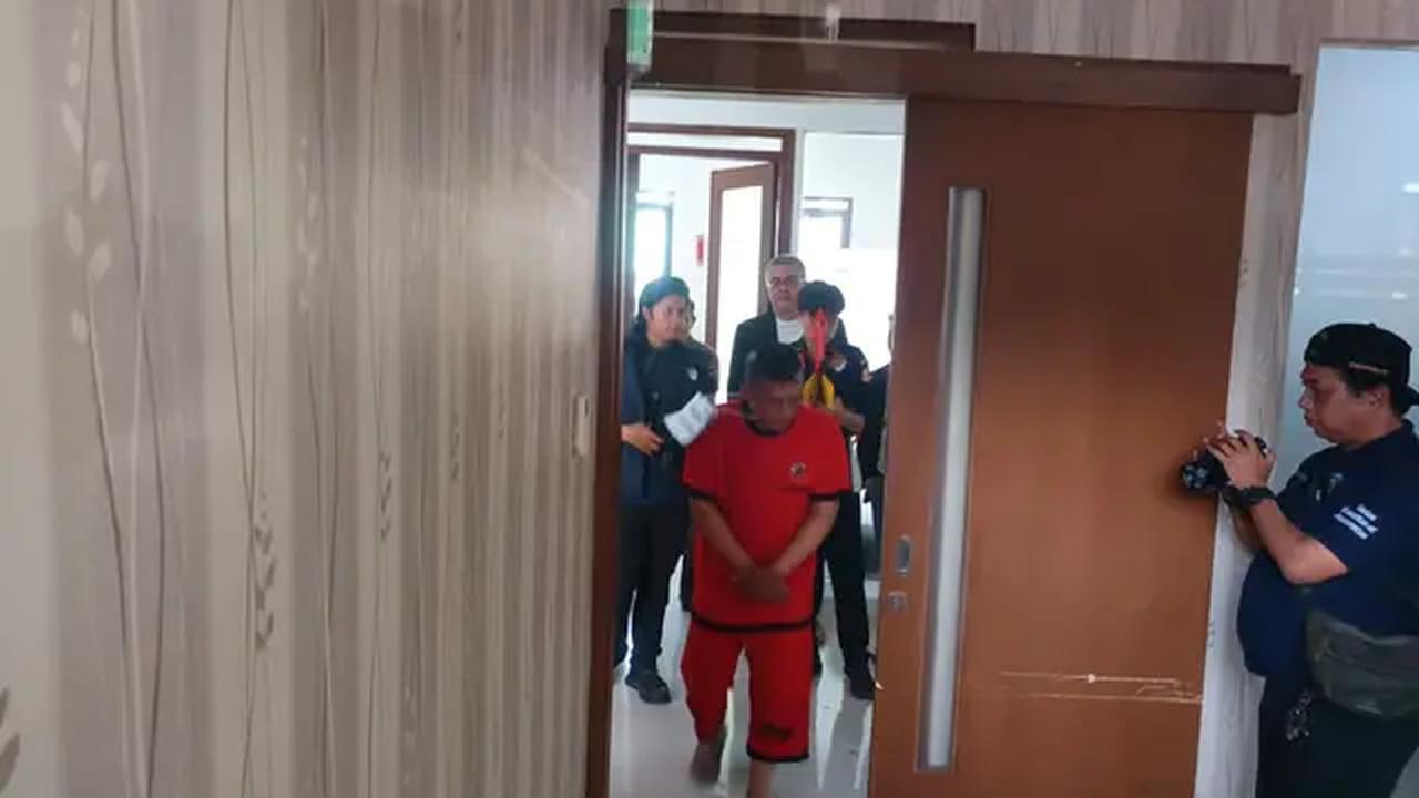 Rekonstruksi kasus penganiayaan Taufik Hidayat terhadap Yuvita Tri Rezeki di Mapolda Jabar, Kamis (2/7/2026).