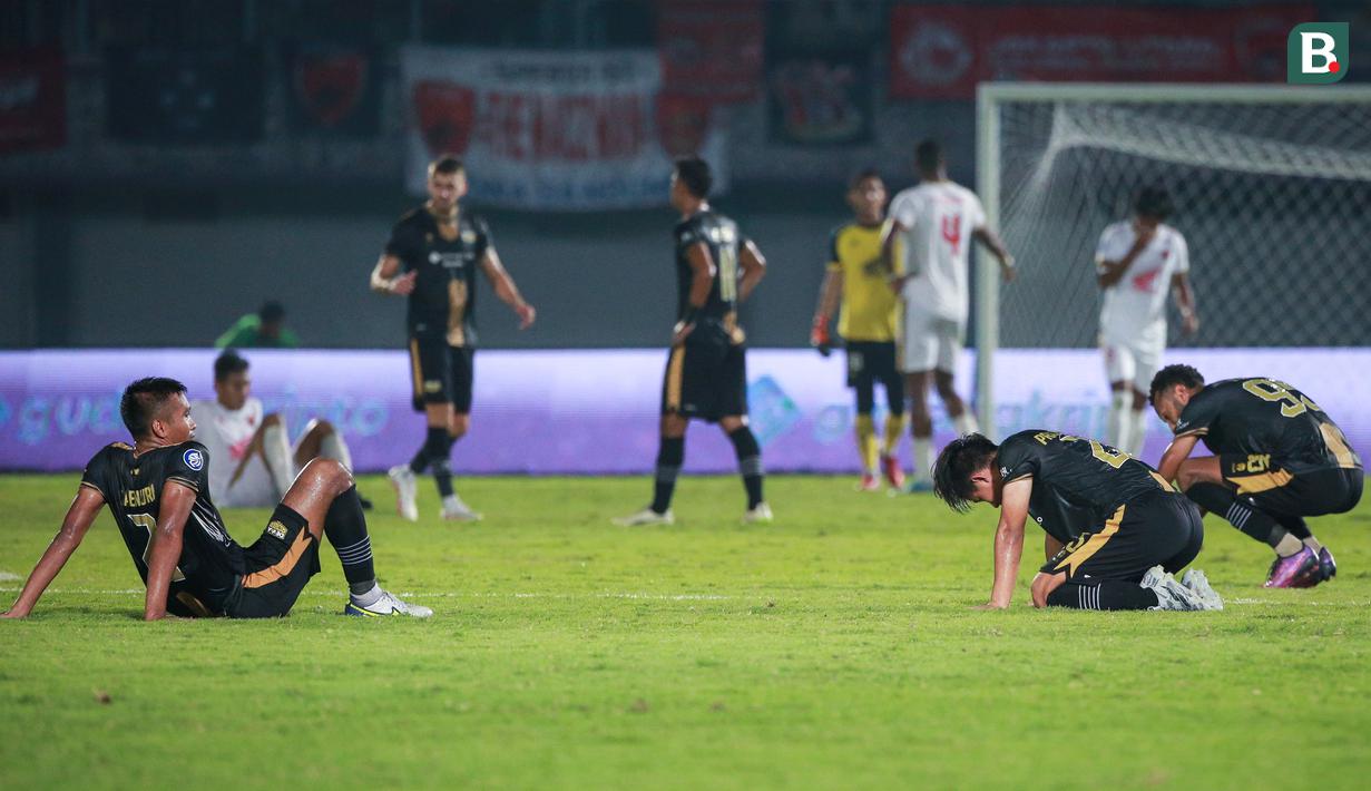 Ekspresi kecewa para pemain Dewa United FC usai ditahan imbang 1-1 oleh PSM Makassar saat laga pekan ke-10 BRI Liga 1 2022/2023 antara Dewa United FC melawan PSM Makassar di Stadion Indomilk Arena, Tangerang, Kamis (15/9/2022). (Bola.com/Bagaskara Lazuardi)