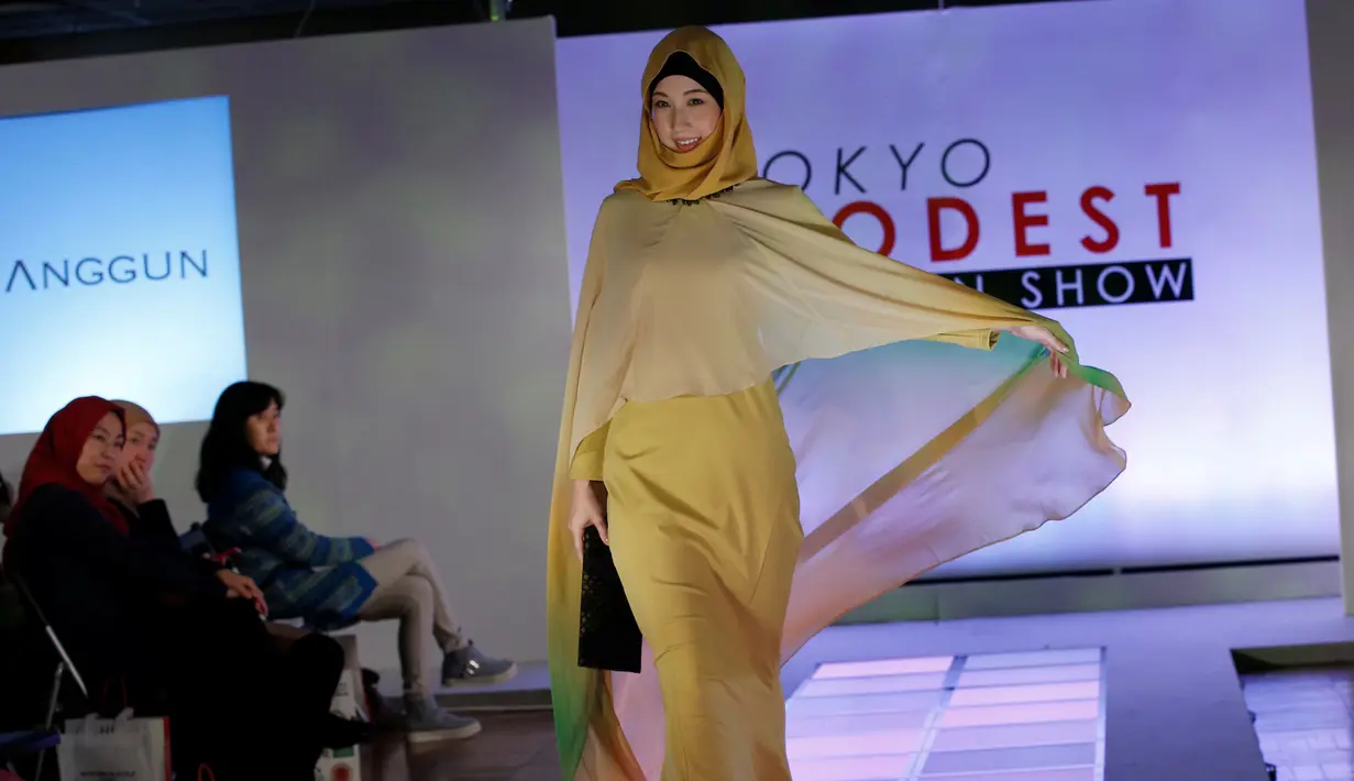 Model menampilkan busana rancangan Alia Anggun dalam peragaan busana muslim Tokyo Modest Fashion Show di Halal Expo Japan, Tokyo, Selasa (22/11). Menurut penyelenggara ini merupakan peragaan busana perempuan muslim pertama di Jepang. (REUTERS/Toru Hanai)