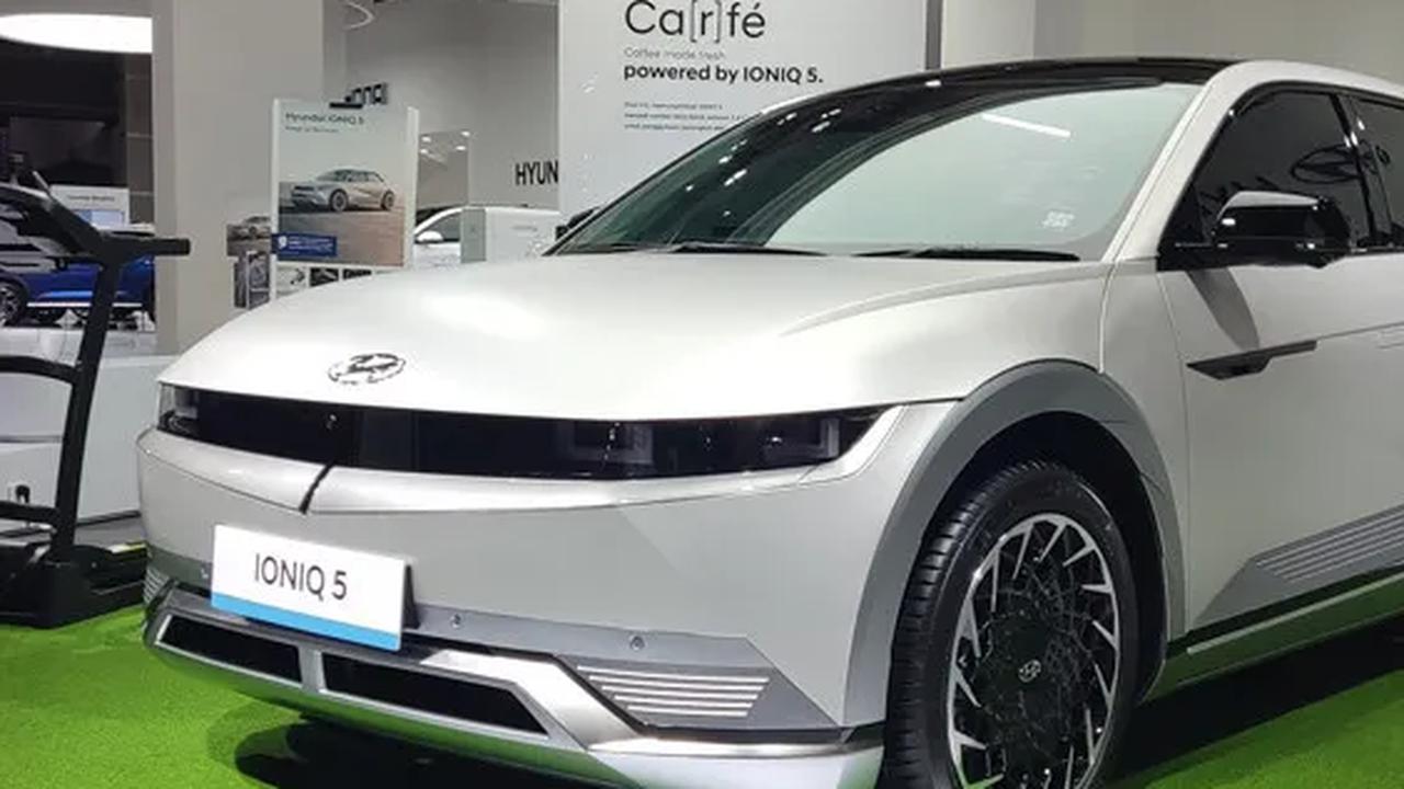 2. HYUNDAI IONIQ 5<br><br>BEV pertama yang diproduksi di Indonesia ini mampu mencatat penjualan 793 unit. Varian Signature Extended menjadi yang paling laris dengan 686 unit.<br>