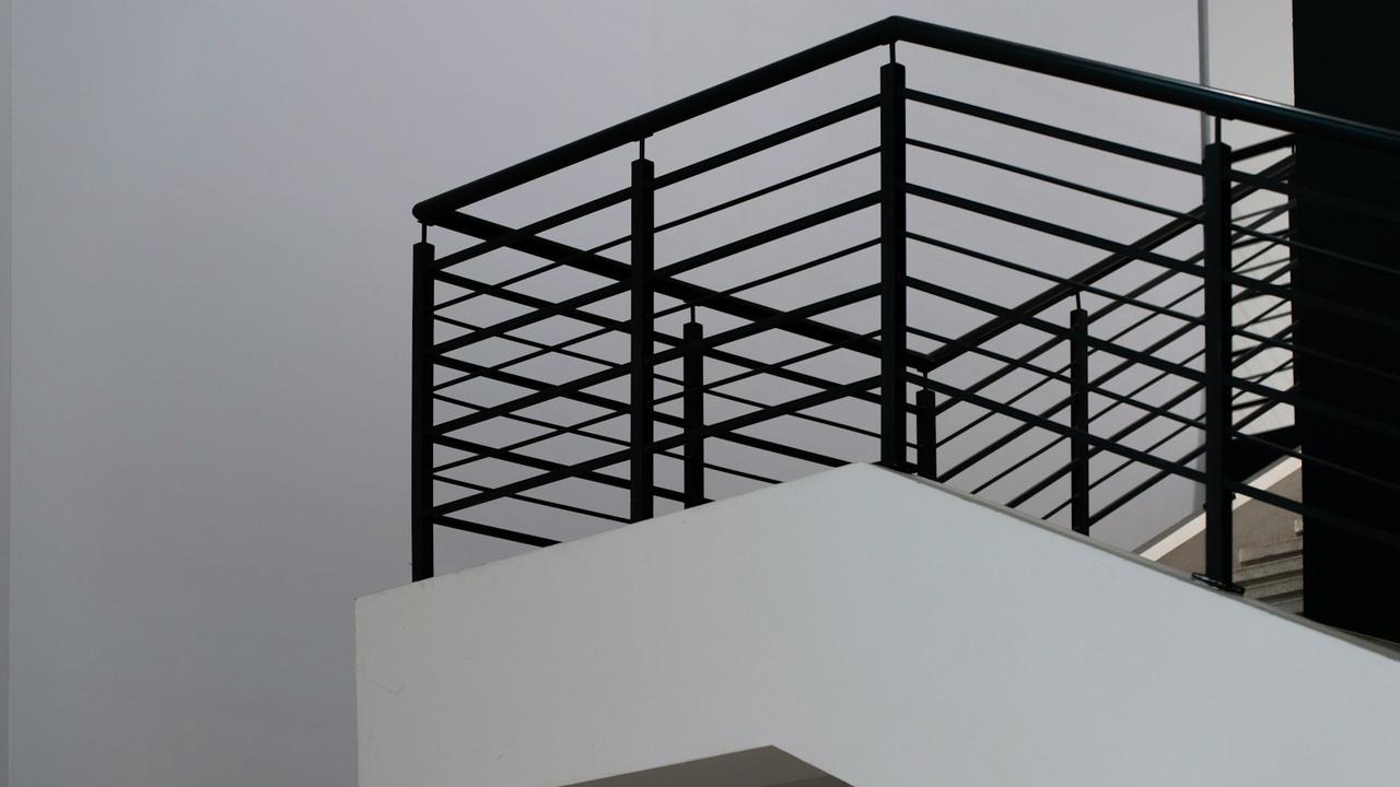 Desain Tangga Besi Minimalis Modern untuk Rumah Idaman