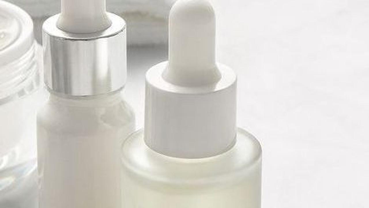 Niacinamide, atau dikenal sebagai vitamin B3, memiliki beragam manfaat untuk kulit, termasuk mencerahkan, meratakan warna kulit, dan mengontrol produksi minyak.