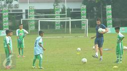 Sebanyak 16 pemain terbaik dalam rangkaian Milo Football Championship 2017  hasil seleksi dari Medan, Bandung  dan Makassar berkesempatan menerima pelatihan cara bermain khas FC Barcelona, Tangerang Selatan, Jumat (21/4). (Liputan6.com/Helmi Afandi)