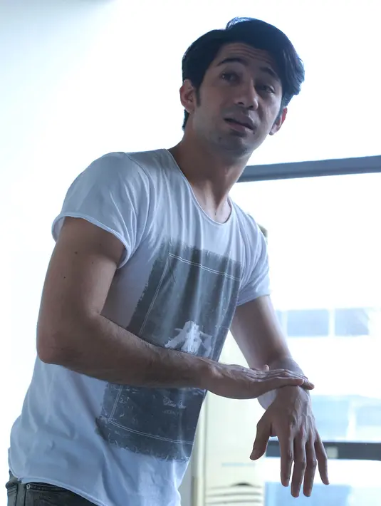 Pemotretan teaser foto prekuel film Habibie & Ainun dilaksanakan di gedung SYM, kawasan Matraman, Jakarta Timur, Kamis (7/1/2016). Selasai pemotretan, Reza dijadwalkan berangkat ke Jerman melakukan proses syuting. (Galih W. Satria/Bintang.com)