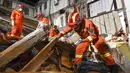 Petugas penyelamat sedang menggali sisa-sisa hotel yang runtuh untuk mencari korban selamat  di Suzhou di Provinsi Jiangsu, China timur (12/7/2021). (Li Bo/Xinhua via AP)