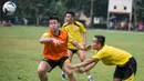 Bek sayap Arema Cronus, Ryuji Utomo, bermain bola tangan jelang laga Torabika Soccer Championship 2016 melawan PS TNI di Lapangan Kostrad, Bogor, Jawa Barat, Sabtu (30/7/2016). (Bola.com/Vitalis Yogi Trisna)