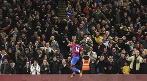 Penyerang Crystal Palace, Jean-Philippe Mateta berselebrasi usai mencetak gol ke gawang Arsenal pada pertandingan Liga Inggris di stadion Selhurst Park di London, Inggris, Selasa (5/4/2022). Kemenangan Palace mengantarnya menempati posisi kesembilan dengan raihan 47 poin. (AP Photo/Ian Walton)