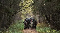 Tentara Kementerian Dalam Negeri Belarus ikut serta dalam ujian kualifikasi memperoleh 'Madder Beret' di desa Volovshchina, Minsk, Selasa (23/10). Madder Beret, simbol bergengsi atas pencapaian tertinggi dalam pelatihan tempur Belarus. (Sergei GAPON/AFP)