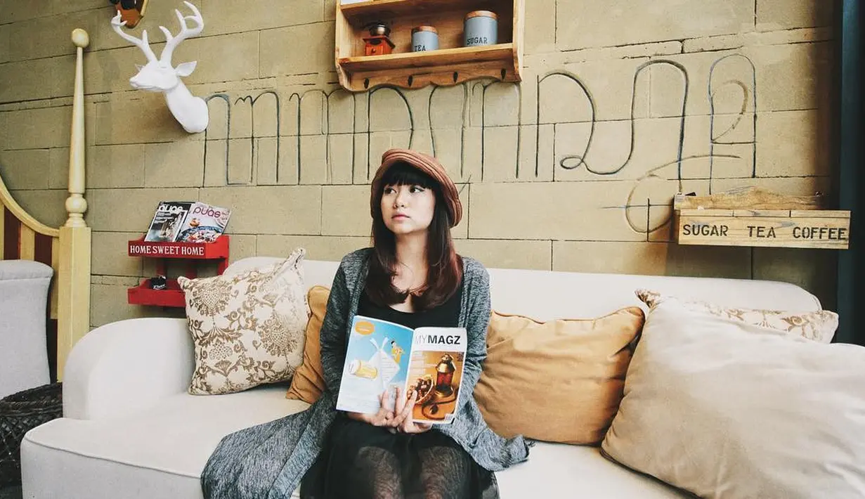 Tampilan Ghea yang ala-ala Korea ini memang terlihat sangat kekinian. Bukan kacamata di kepala, kali ini Ghea memakai baret berwarna cokelat. Tetap memukau kan gayanya? (Instagram/gheaindrawari)