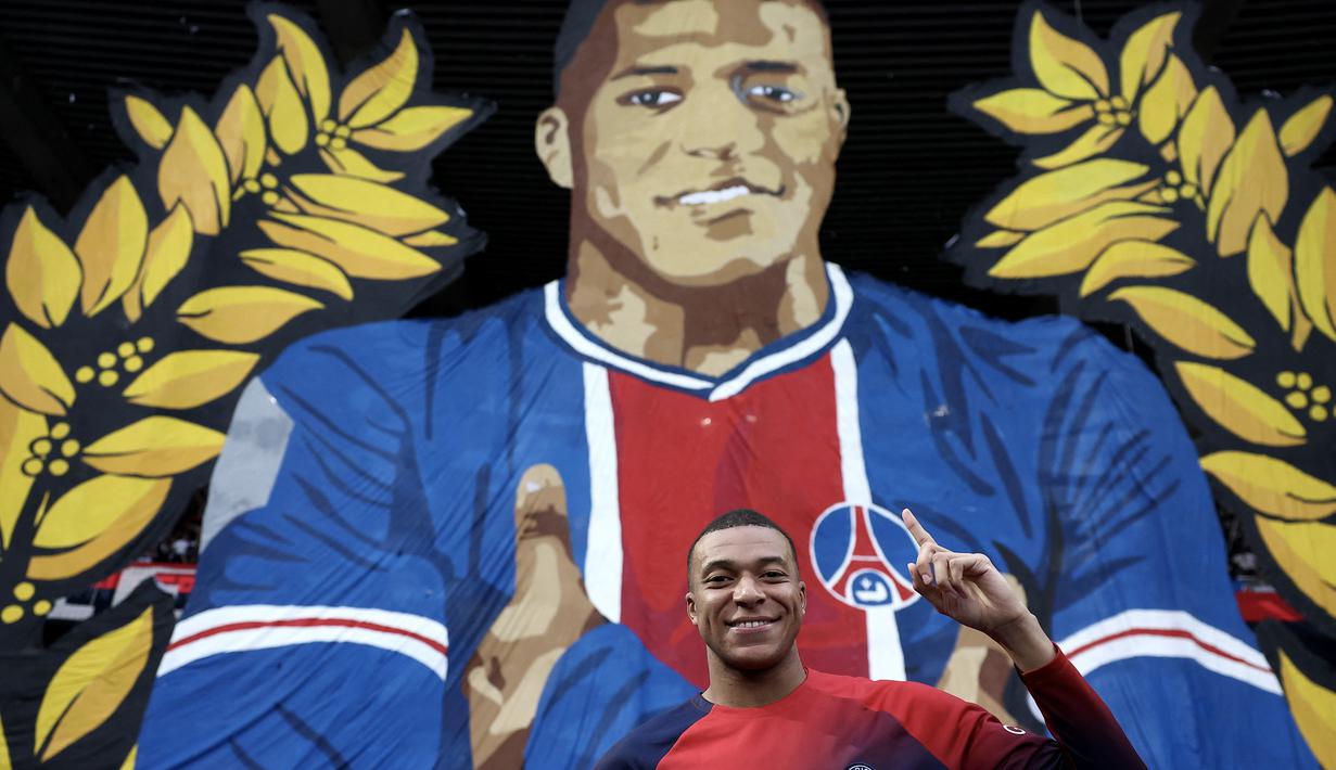 Kylian Mbappe berpose di depan koreografi raksasa bertema dirinya di Stadion Parc des Princes, Senin (13/5/2024). (AFP/Franck Fife)