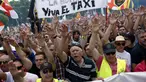 Sejumlah orang yang tergabung dalam Serikat Pekerja Taksi Spanyol menggelar demonstrasi di Madrid, Spanyol, Selasa (30/5). Sopir taksi Spanyol memprotes layanan mobil berbasis online karena harganya terlalu murah. (AP Photo / Francisco Seco)