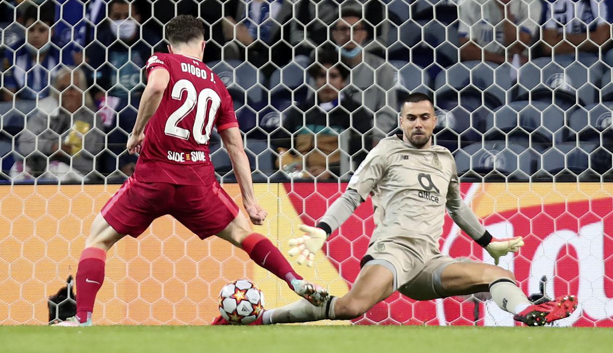 Usai itu, Liverpool kembali memperoleh peluang melalui Diogo Jota. Tembakannya dari dalam kotak penalti masih mengarah tepat ke Diogo Jota. (AP/Luis Vieira)