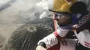 Marco Fuerst naik helikopter sebelum melompat di atas Gunung Bromo. (Red Bull Content Pool)