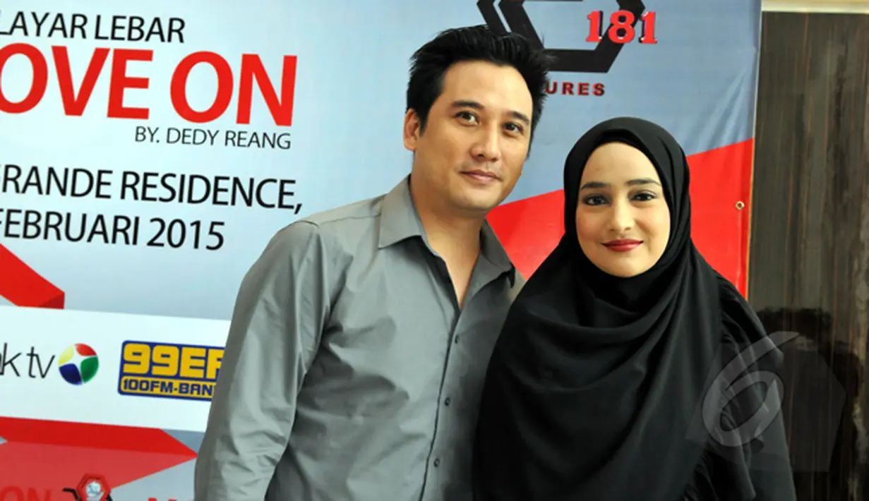 Teuku Firmansyah dan Cindy Fatika saat menghadiri acara syukuran film "Move On" di Casa Grande Kota Kasablanka, Jakarta, Senin (2/2/2015). (Liputan6.com/Panji Diksana) 