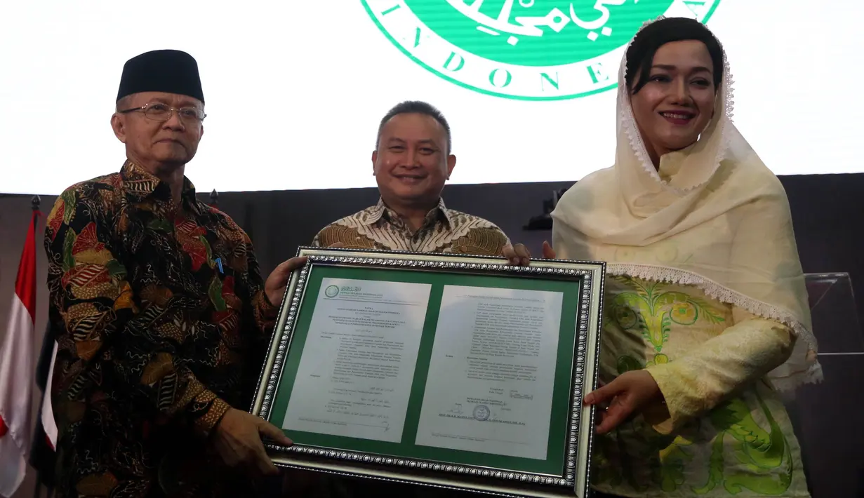 Dirut PT Kustodian Sentral Efek Indonesia (KSEI), Friderica Widyasari Dewi menerima salinan fatwa secara simbolis dari Sekretaris DSN-MUI, Anwar Abbas di Gedung BEI, Senin (1/4). KSEI secara resmi memperoleh fatwa dari DSN-MUI terkait Proses Bisnis Atas Layanan Jasa (Liputan6.com/Johan Tallo)