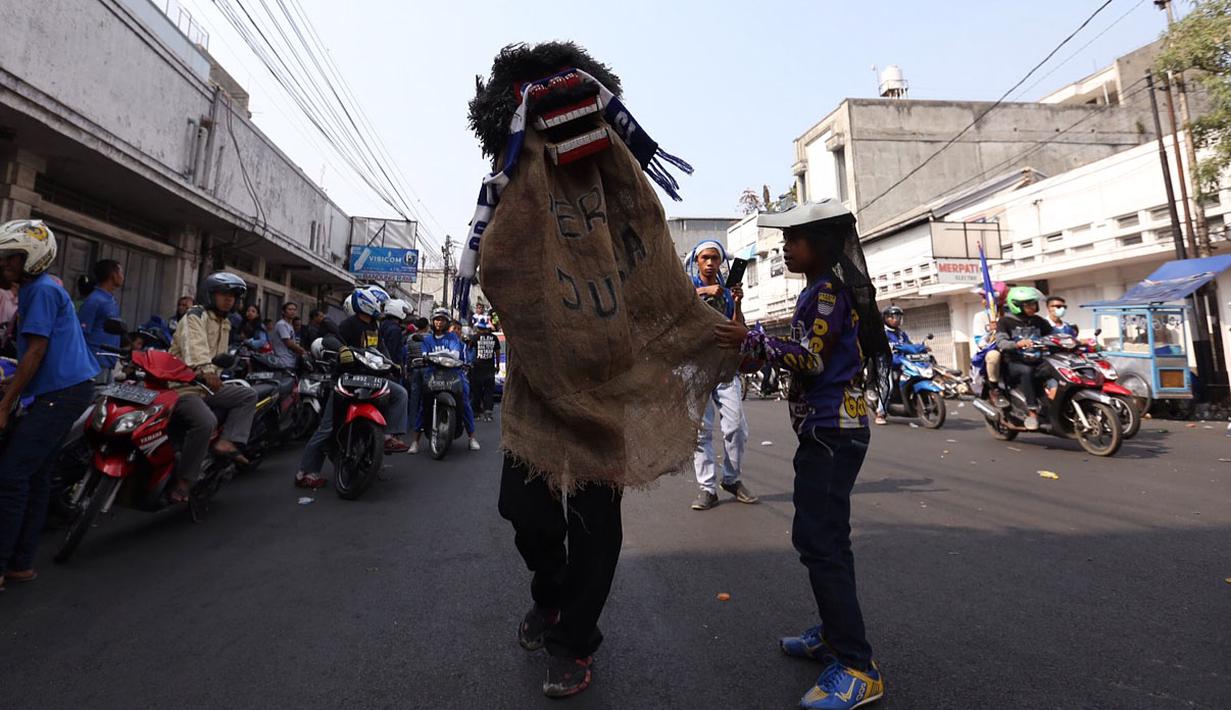 Reog dari daerah Ujung Berung ini turut meramaikan Pawai Persib Juara Piala Presiden di jalanan kota Bandung, Minggu (25/10/2015). (Bola.com/Nicklas Hanoatubun)