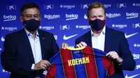 Ronald Koeman (kanan) pada presentasi sebagai pelatih baru Barcelona didampingi presiden klub Josep Bartome, Rabu (19/8/2020). (AP Photo/Joan Monfort)