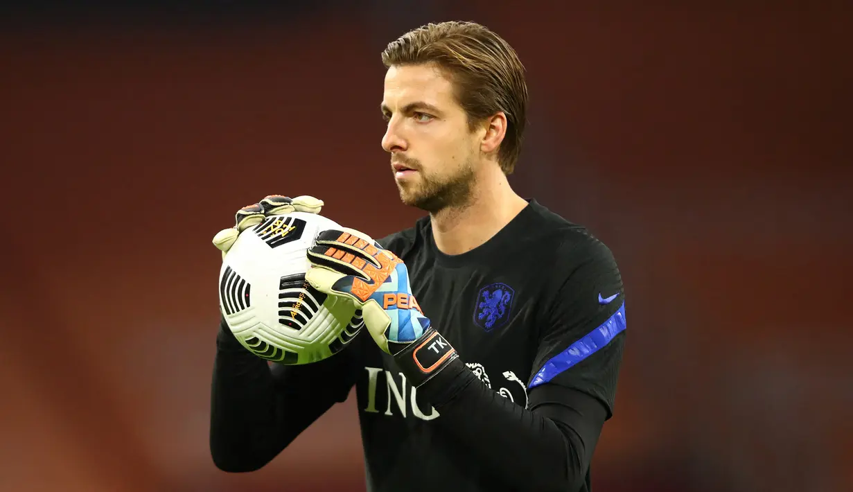 Tim Krul. Kiper milik Norwich City berusia 33 tahun ini adalah andalan Timnas Belanda jika harus bermain di babak adu penalti. Debutnya dimulai sejak 4 Juni 2011. Hingga kini telah mencatat 15 caps dengan torehan 6 kali cleansheet dan 16 kali kebobolan. (AFP/Dean Mouhtaropoulos/Pool)