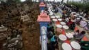 Nyadran merupakan sebuah tradisi yang mengakar kuat dalam kebudayaan masyarakat Jawa ketika orang-orang berkumpul untuk mendoakan para leluhur serta kerabat mereka yang sudah meninggal dunia sebelum memasuki bulan suci Ramadan. (DEVI RAHMAN/AFP)