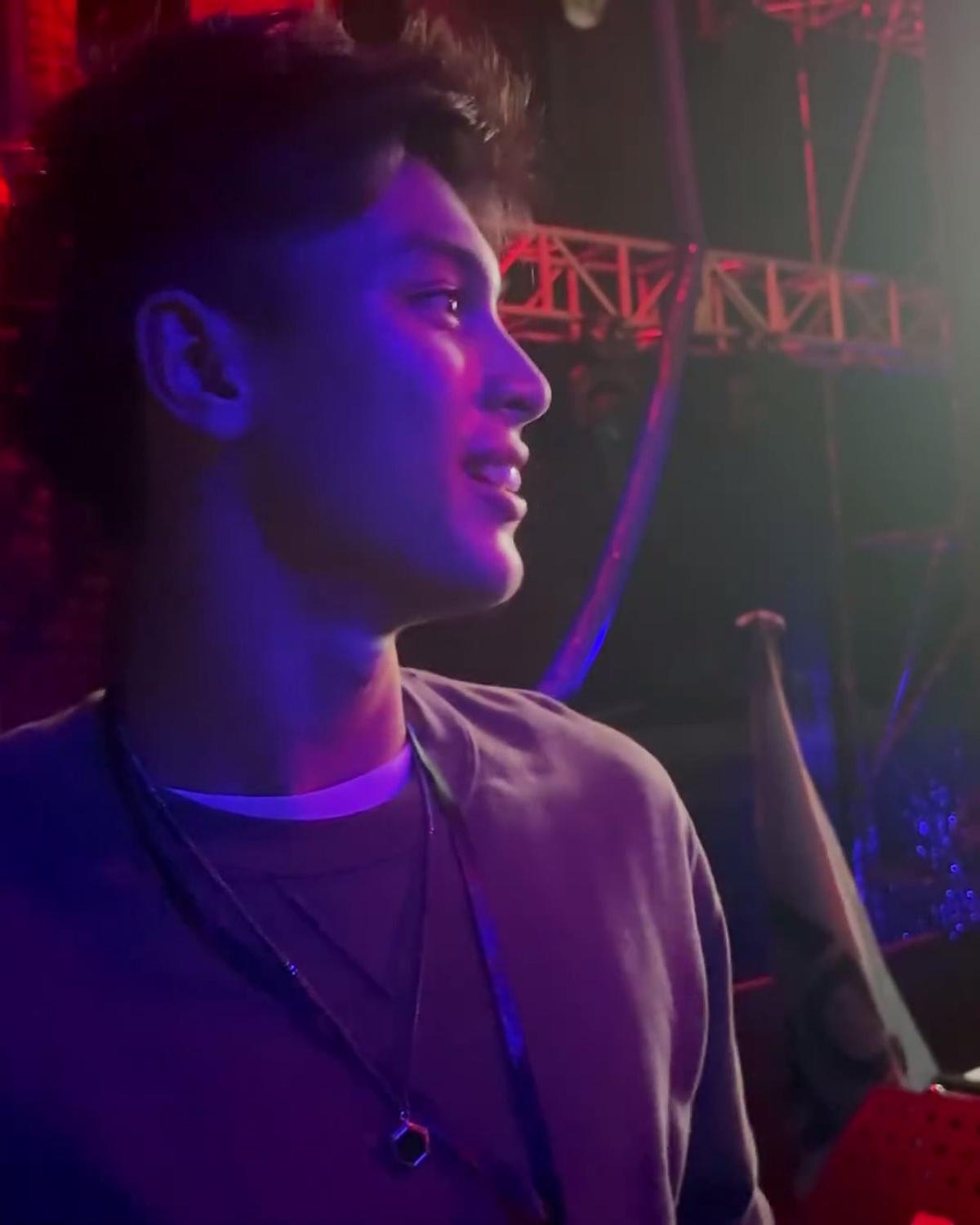 7 Potret Anak Maudy Koesnaedi Nonton Konser, Perlihatkan Sisi Humor yang Jarang Tersorot