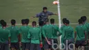 Pelatih Timnas Indonesia U-19, Indra Sjafri, memberikan arahan kepada anak asuhnya saat latihan di Stadion Atang Sutresna Cijantung, Jakarta, Senin (20/3/2017). Latihan perdana ini diikuti oleh 35 pesepak bola U-19. (Bola.com/Vitalis Yogi Trisna)