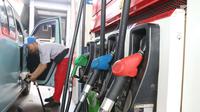 Petugas SPBU melayani pengisian BBM di SPBU Jakarta, Minggu (10/2). Harga Dex diturunkan dari Rp 11.750 menjadi Rp 11.700 per liter. (Liputan6.com/AnggaYuniar)