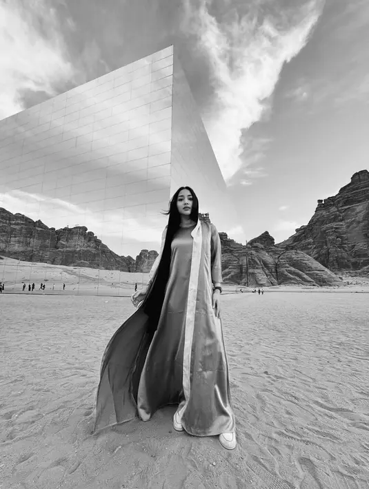 Usai umroh, Nikita Willy terlihat santun dengan kaftan silk abu-abu gelap dan outer berwarna senada.  [@nikitawillyofficial94]