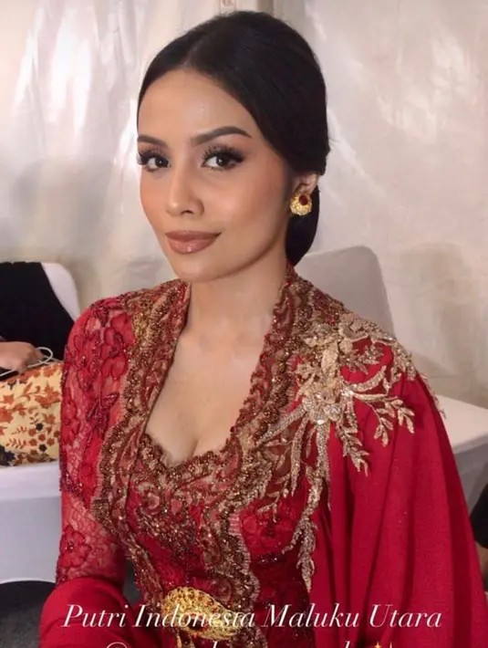 Puteri Indonesia Maluku Utara 2022 Runny Kusumayuda tampil dibalut kebaya warna merah merona dengan detail bordiran emas. [Instagram/akbarbahary_]
