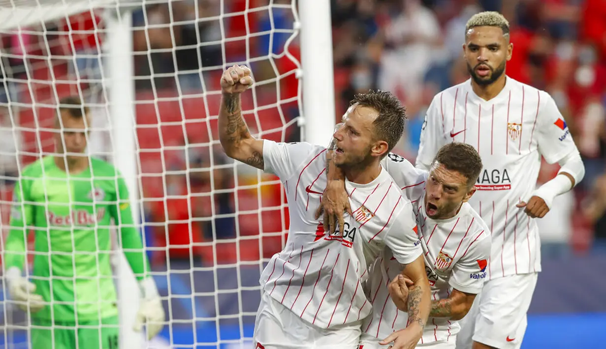 Pemain Sevilla Ivan Rakitic (kiri) merayakan dengan rekan-rekan setimnya setelah mencetak gol ke gawang Salzburg pada pertandingan Grup G Liga Champions di Stadion Ramon Sanches Pizjuan, Seville, Spanyol, Selasa (14/9/2021). Pertandingan berakhir dengan skor 1-1. (AP Photo/Angel Fernandez)
