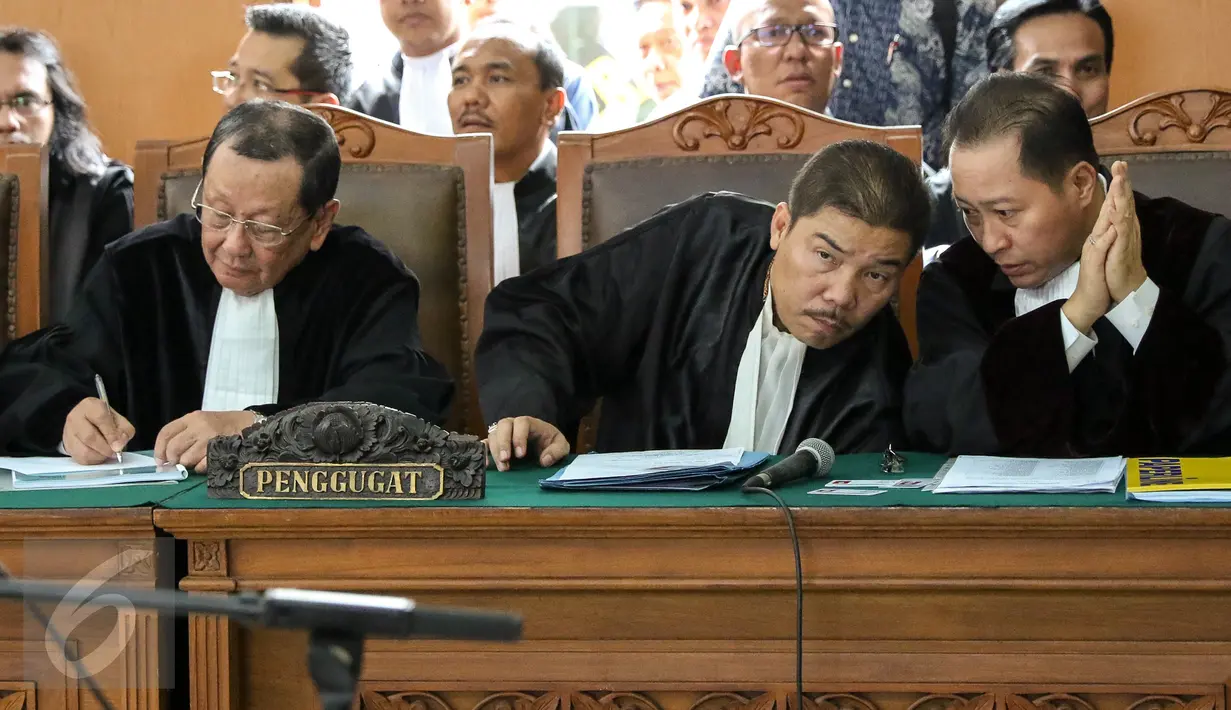 Tim kuasa hukum OC Kaligis berdiskusi disela sidang praperadilan terhadap KPK di Pengadilan Negeri Jakarta Selatan, Senin (10/8/2015). Sidang tersebut ditunda karena pihak KPK tidak hadir. (Liputan6.com/Yoppy Renato)