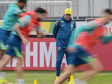 Pelatih kepala tim nasional Brasil, Carlo Ancelotti mengamati para pemainnya selama sesi latihan di Sao Paulo, pada 3 Juni 2025. (Nelson ALMEIDA/AFP)